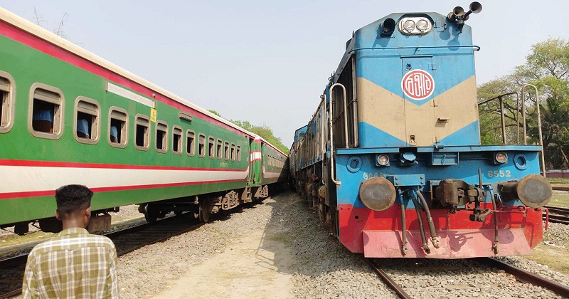 রাজশাহীতে দুই ট্রেনের সংঘর্ষ, ট্রেন চলাচল বন্ধ