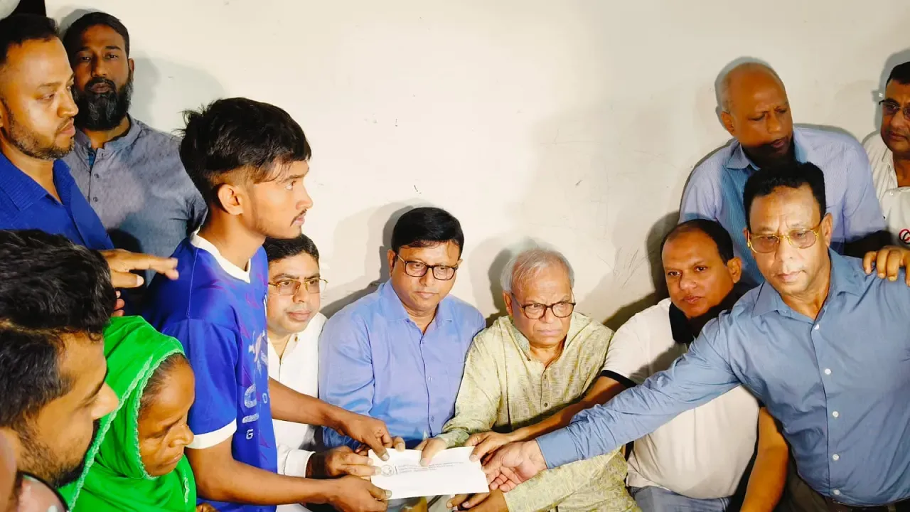 চব্বিশের গণঅভ্যুত্থানে আহত রাকিবুলের খোঁজ নিলেন তারেক রহমানের প্রতিনিধি দল