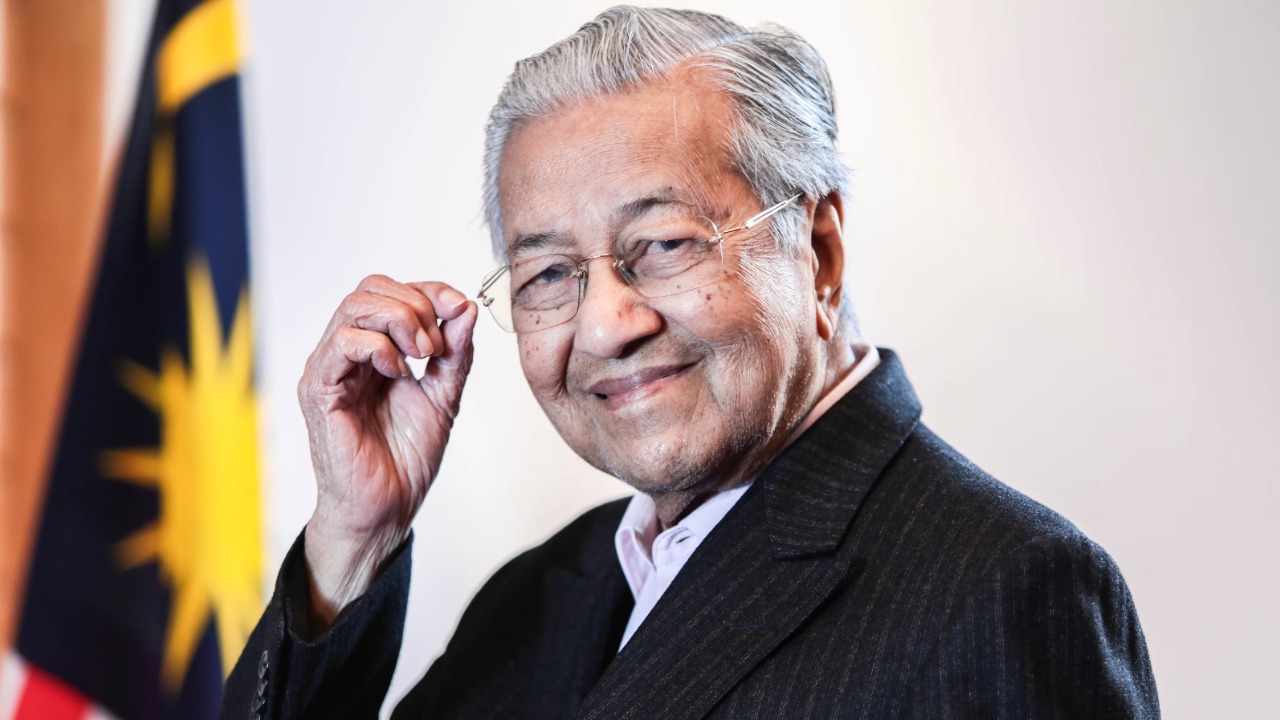 রাজনীতি থেকে অবসর নয়, নেতৃত্বেই ফিরতে চান ৯৮ বছর বয়সী ড. মাহাথির