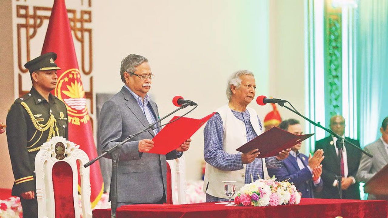 ইউনূস পদত্যাগ করলে অন্তর্বর্তী সরকার নিয়ে আইনি জটিলতা?