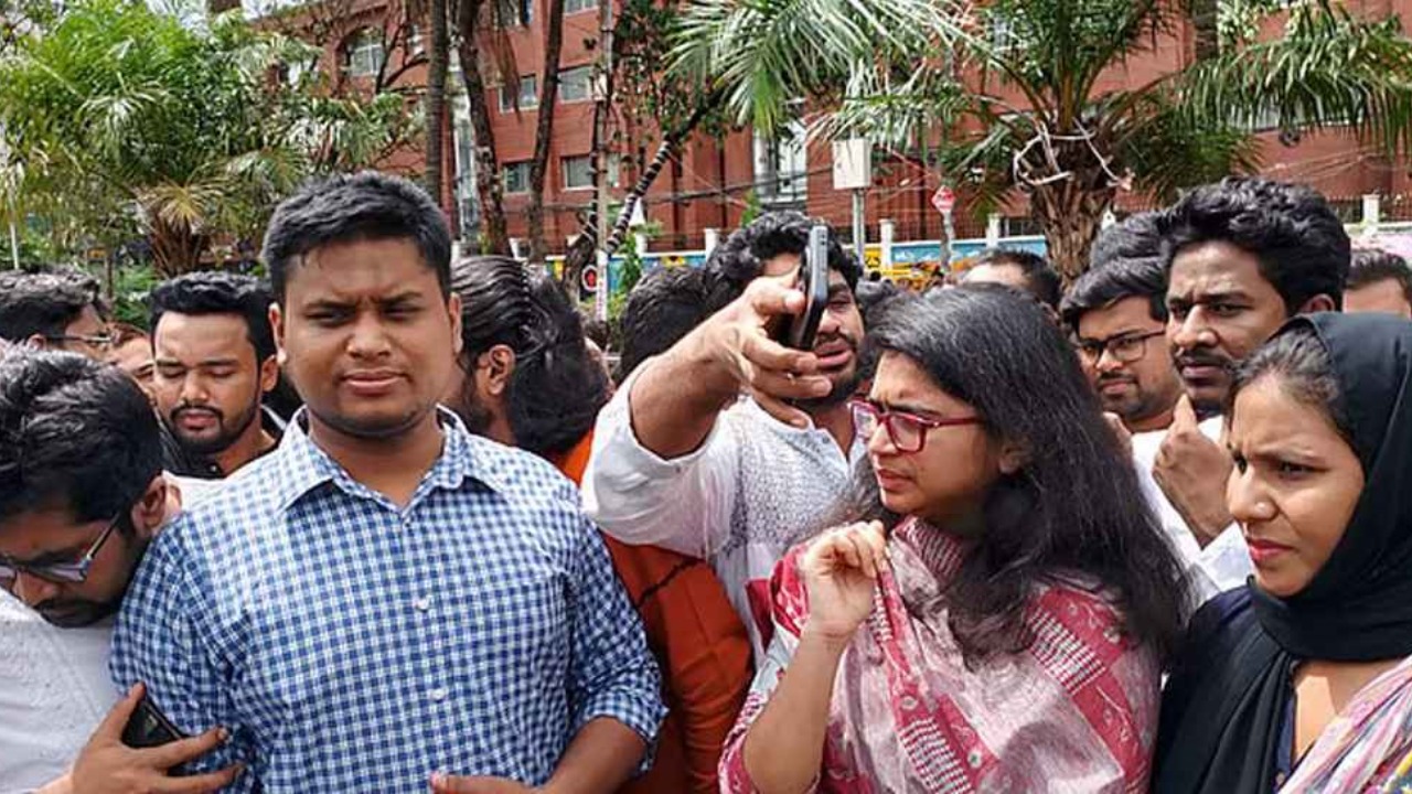 “দুই ছাত্র উপদেষ্টা এনসিপির নন, গণঅভ্যুত্থানের প্রতিনিধি”—হাসনাত আবদুল্লাহ