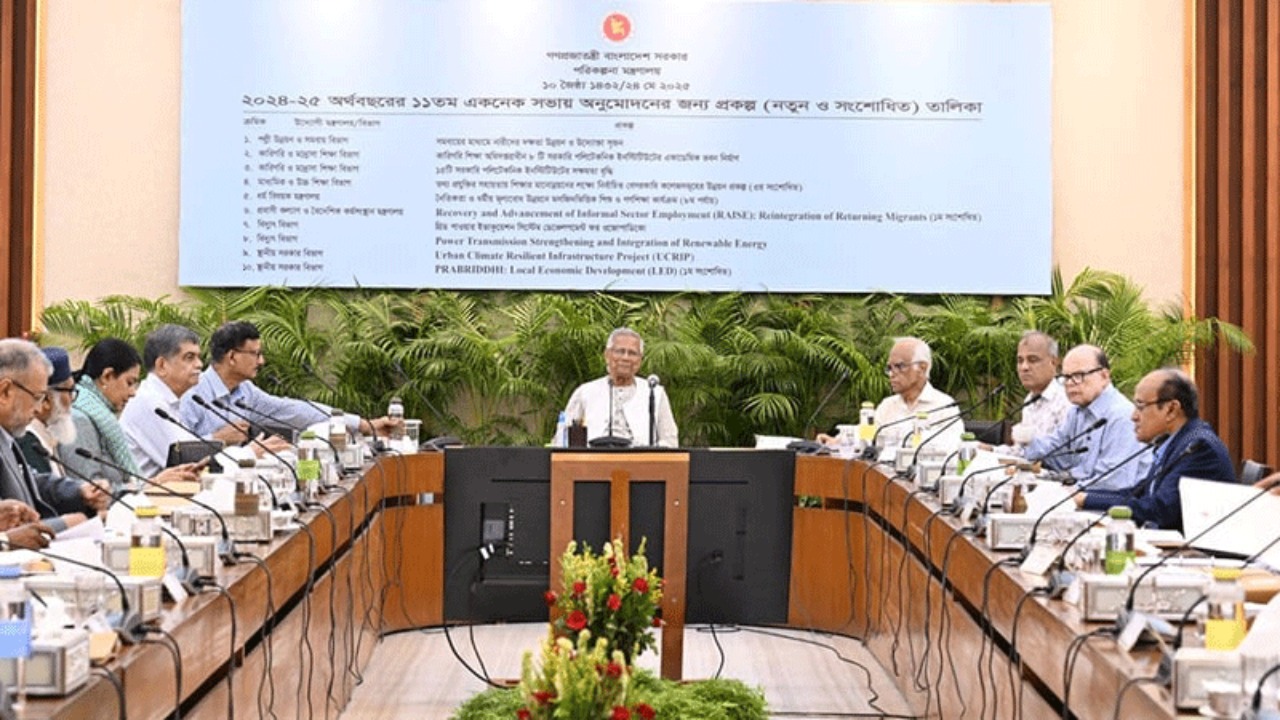 উপদেষ্টাদের সিদ্ধান্ত: পদত্যাগ নয়, সংকট মোকাবিলা করে এগিয়ে যাওয়ার ঘোষণা
