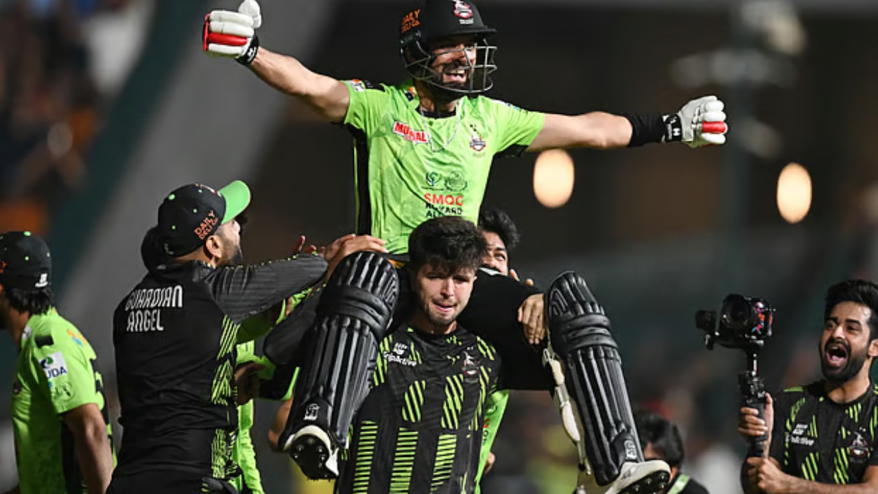 বার্মিংহামে ডিনার, দুবাইয়ে নাশতা, লাহোরে চ্যাম্পিয়ন: সিকান্দার রাজার অবিশ্বাস্য ২৪ ঘণ্টা