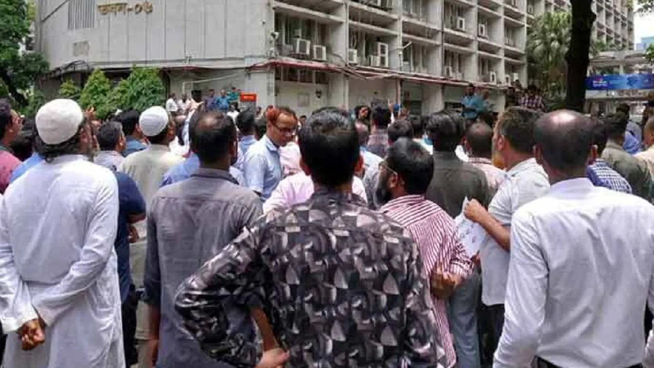 সচিবালয়ের বিক্ষোভ: সংকট সমাধানে ৮ সদস্যের সচিব কমিটি গঠন