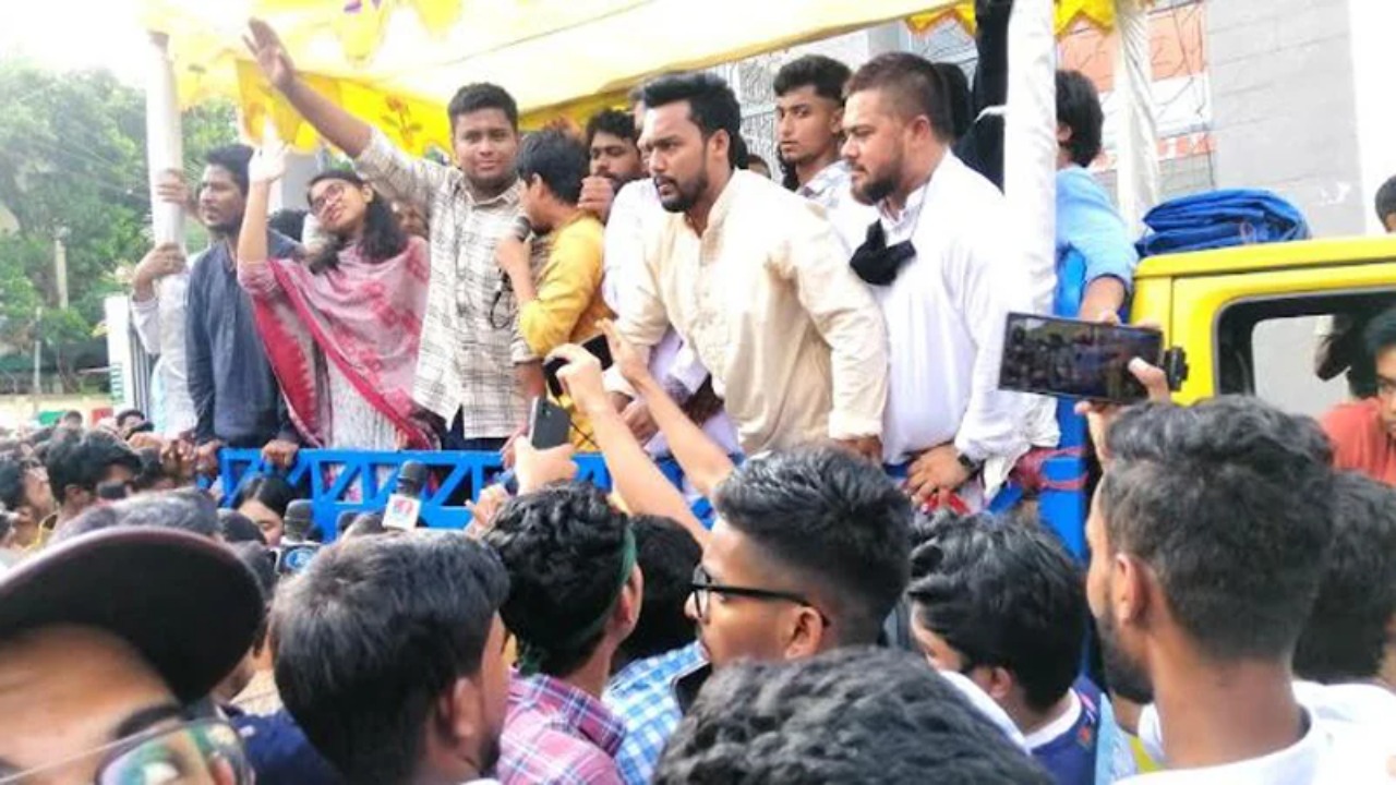 "নির্বাচনে মার্কা নয়, যোগ্য নেতৃত্ব দেখে ভোট দিন"—  হাসনাত আবদুল্লাহর বার্তা