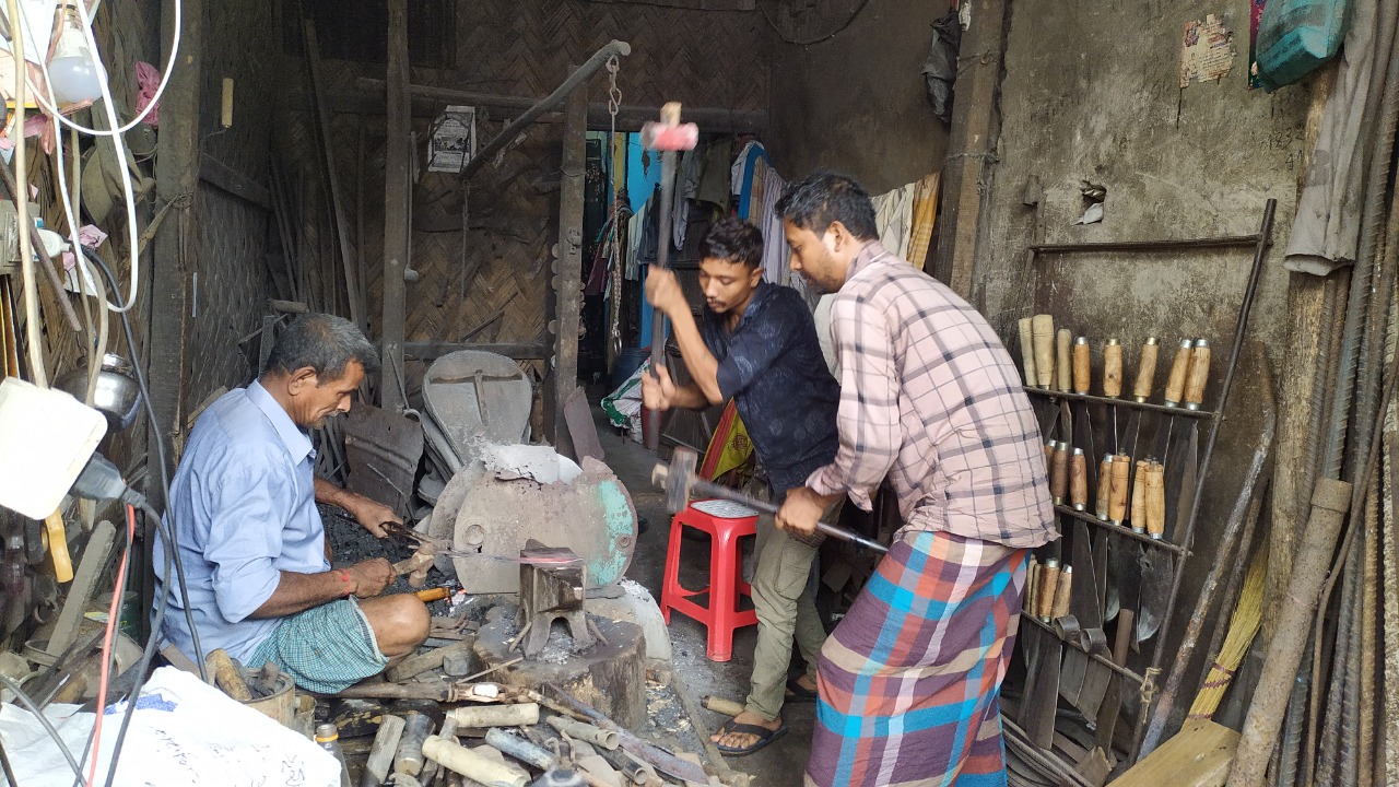 খাগড়াছড়িতে কোরবানি উপলক্ষে দা-ছুরি-চাকুর কদর বেড়েছে, বিক্রেতারা এখন ঈদের রাতের অপেক্ষায়