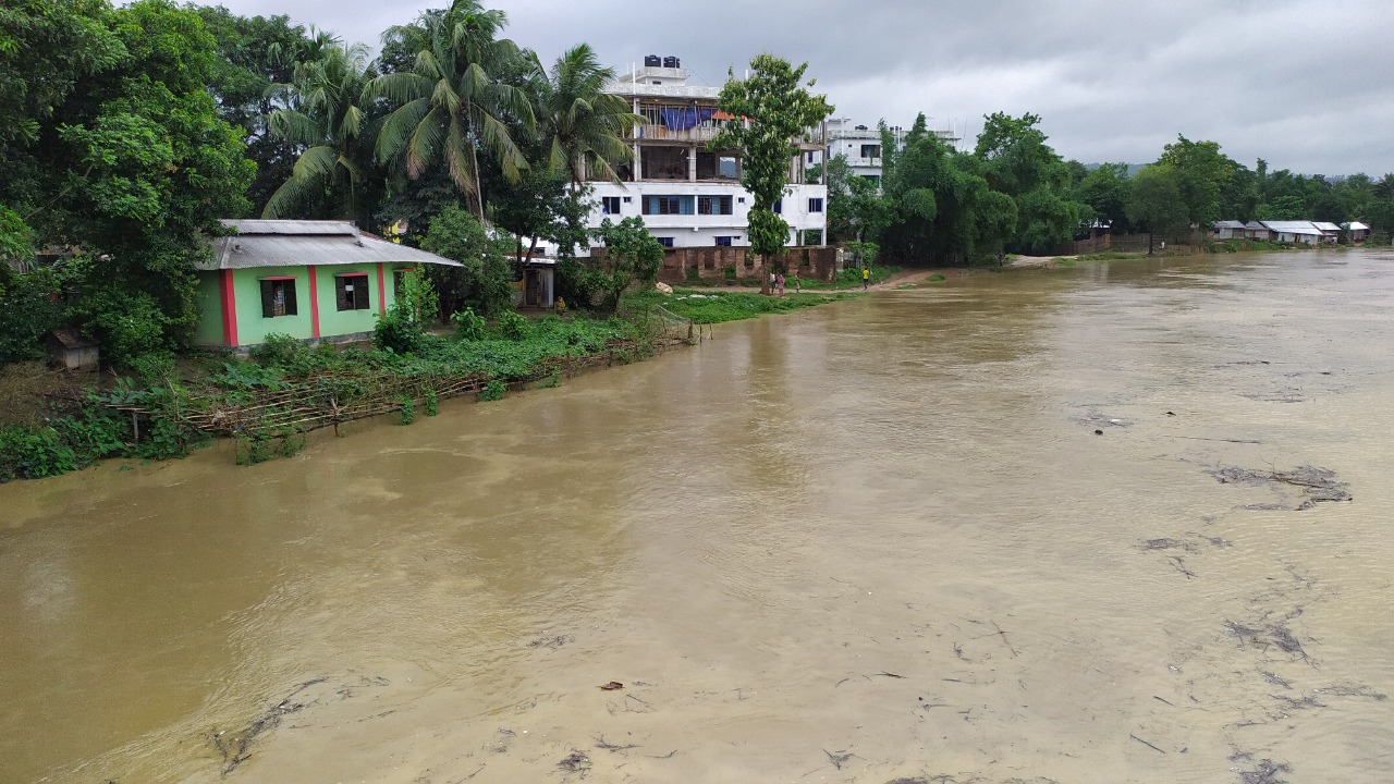 নিম্নচাপ ও ভারী বৃষ্টিতে খাগড়াছড়িতে পাহাড়ি ঢল, চেঙ্গী ও মাইনী নদীর পানি বৃদ্ধি