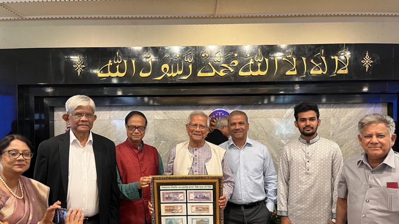 প্রধান উপদেষ্টার কাছে নতুন নোটের ছবি হস্তান্তর