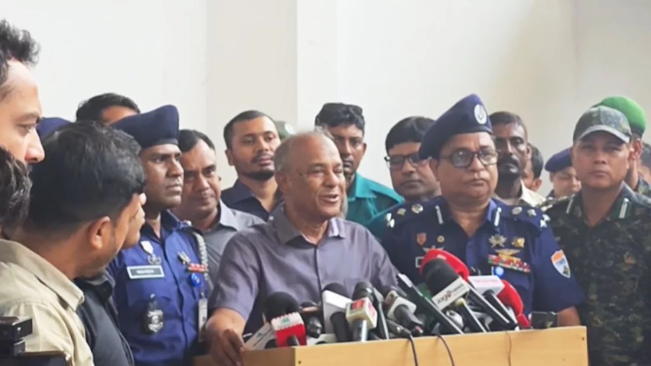 “ঈদযাত্রায় ভোগান্তি কমাতে সর্বোচ্চ চেষ্টা চলছে” — স্বরাষ্ট্র উপদেষ্টা