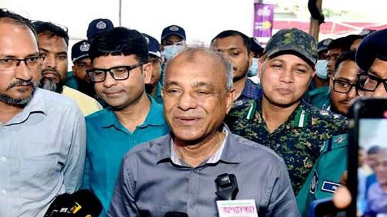 'দুর্নীতির টাকা নেই, তাই বড় গরুর ক্রেতাও কম': স্বরাষ্ট্র উপদেষ্টা