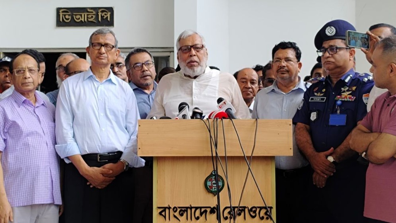 "সীমাবদ্ধতা থাকলেও এবারের ঈদযাত্রা স্বস্তিদায়ক": রেলওয়ে উপদেষ্টা