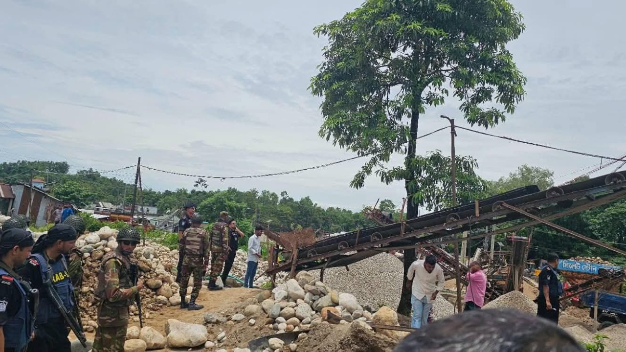 ৩৫টি স্টোন ক্রাশার মিলের বিদ্যুৎ বিচ্ছিন্ন: সিলেটে উপদেষ্টার নির্দেশে শুরু কঠোর অভিযান