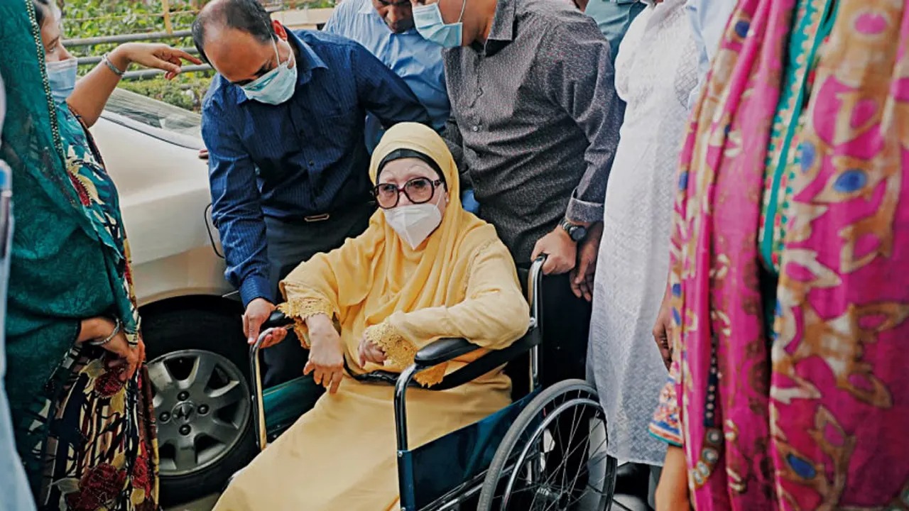 স্বাস্থ্য পরীক্ষার জন্য সন্ধ্যায় এভারকেয়ার হাসপাতালে যাচ্ছেন খালেদা জিয়া