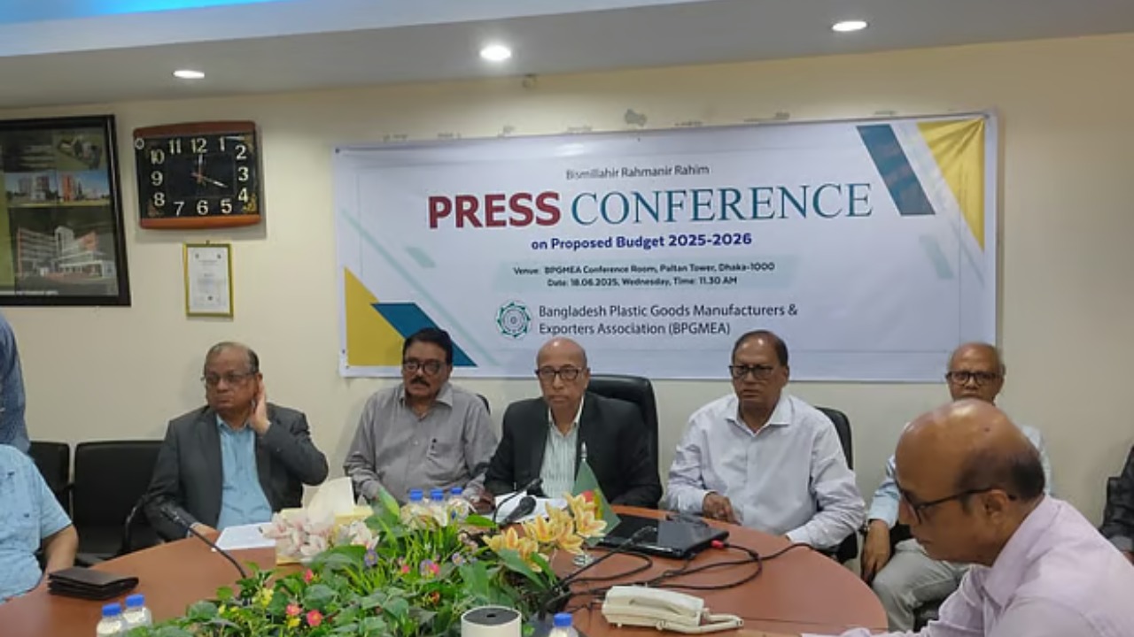 প্লাস্টিক খাতে সংকট চরমে, ২০% কারখানা বন্ধের পথে — ভ্যাট কমানোর দাবি মালিকদের