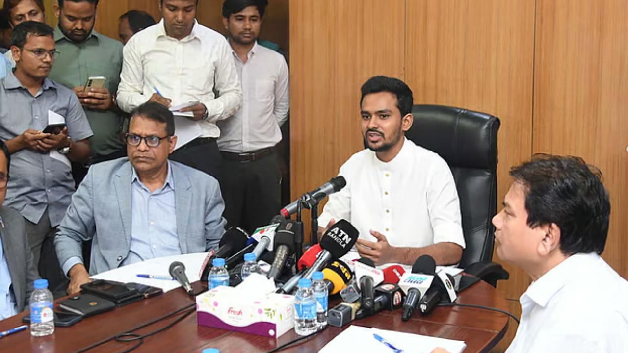 ঢাকা দক্ষিণ সিটি প্রসঙ্গে উপদেষ্টা আসিফ: আর চুপ থাকার মতো পরিবেশ–পরিস্থিতি নেই