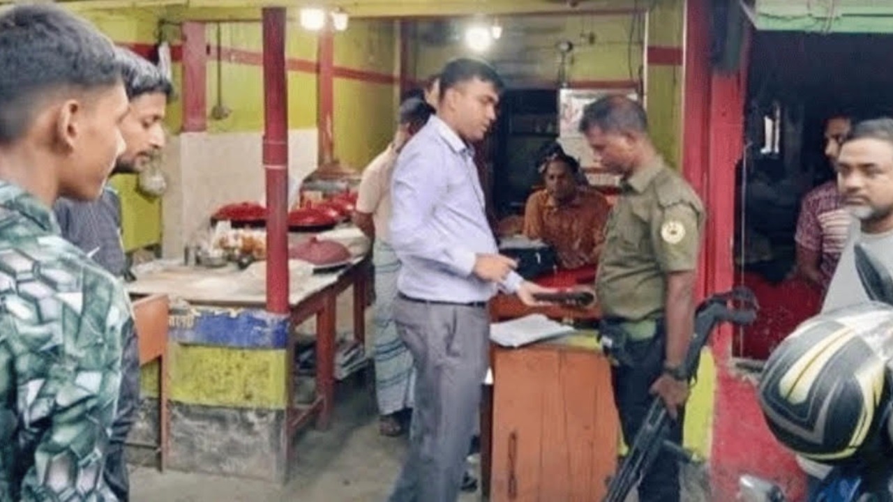 নাটোরে হোটেলে রান্নার জন্য রাখা হয়েছিল ১০ কেজি মরা মুরগি, ইউএনওর অভিযানে জরিমানা