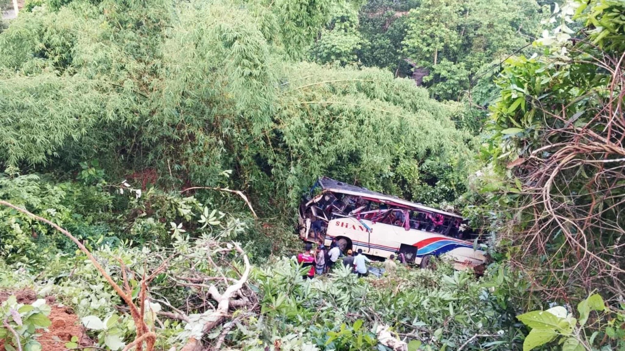 শান্তি পরিবহনের বাস গভীর খাদে, আহত ৯: রামগড়ে ভয়াবহ সড়ক দুর্ঘটনা