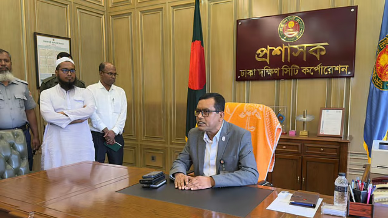 ৪৩ দিন পর নগর ভবনে ফিরলেন প্রশাসক শাহজাহান মিয়া, সব বিভাগে কাজ শুরুর ঘোষণা