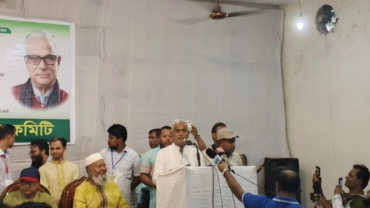 ‘পালানোর আগে আত্মীয়দের খুদে বার্তা পাঠিয়েছিলেন শেখ হাসিনা’ — মোয়াজ্জেম হোসেন আলাল
