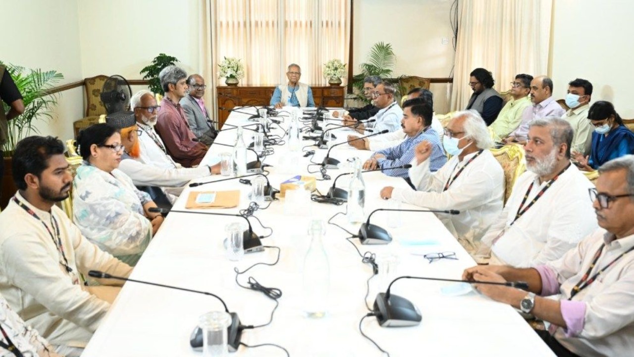 বিমান বিধ্বস্ত পরিস্থিতি নিয়ে আরও ১৩ দলের সঙ্গে বৈঠকে প্রধান উপদেষ্টা