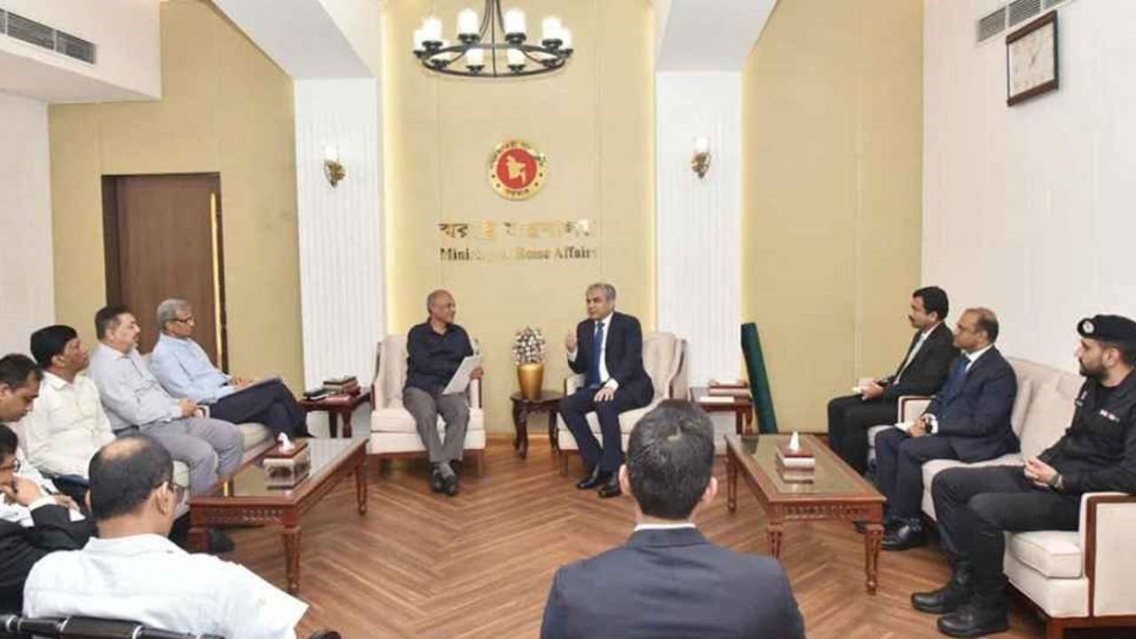 বাংলাদেশ-পাকিস্তান সম্পর্ক দিনদিন শক্তিশালী হচ্ছে: স্বরাষ্ট্র উপদেষ্টা